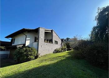 LUSSUOSA VILLA SINGOLA