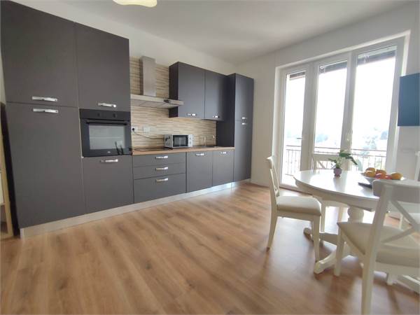 COMPLETELY RENOVATED APARTMENT