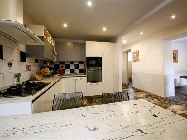 Casa singola in affitto a Carate Urio